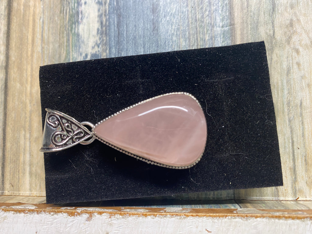 ROSE QUARTZ AND 925 STERLING SILVER PENDANT ON QUARTZ BEADED NECKLACE